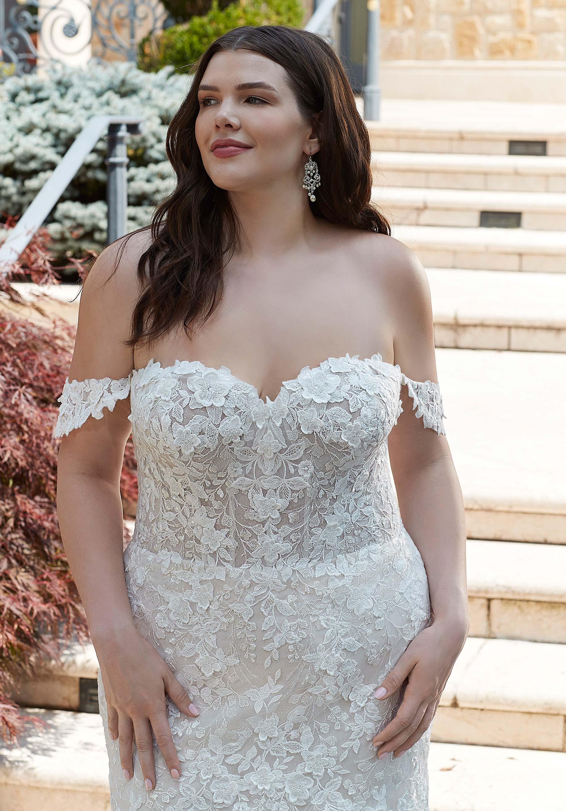 Three-Dimensional Frosted Embroidery on Tulle Sleeves - Image 2